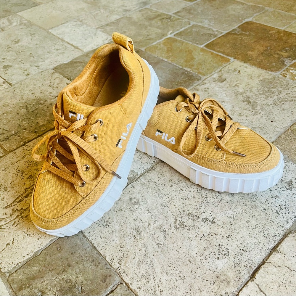 EUC Fila Yellow Gold Sneakers | Women’s Size 7